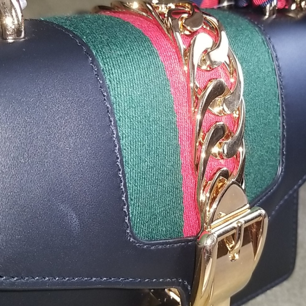 ๐๏ธ Black Gucci Leather Sylvie Chain Bag - Picture 3 of 8